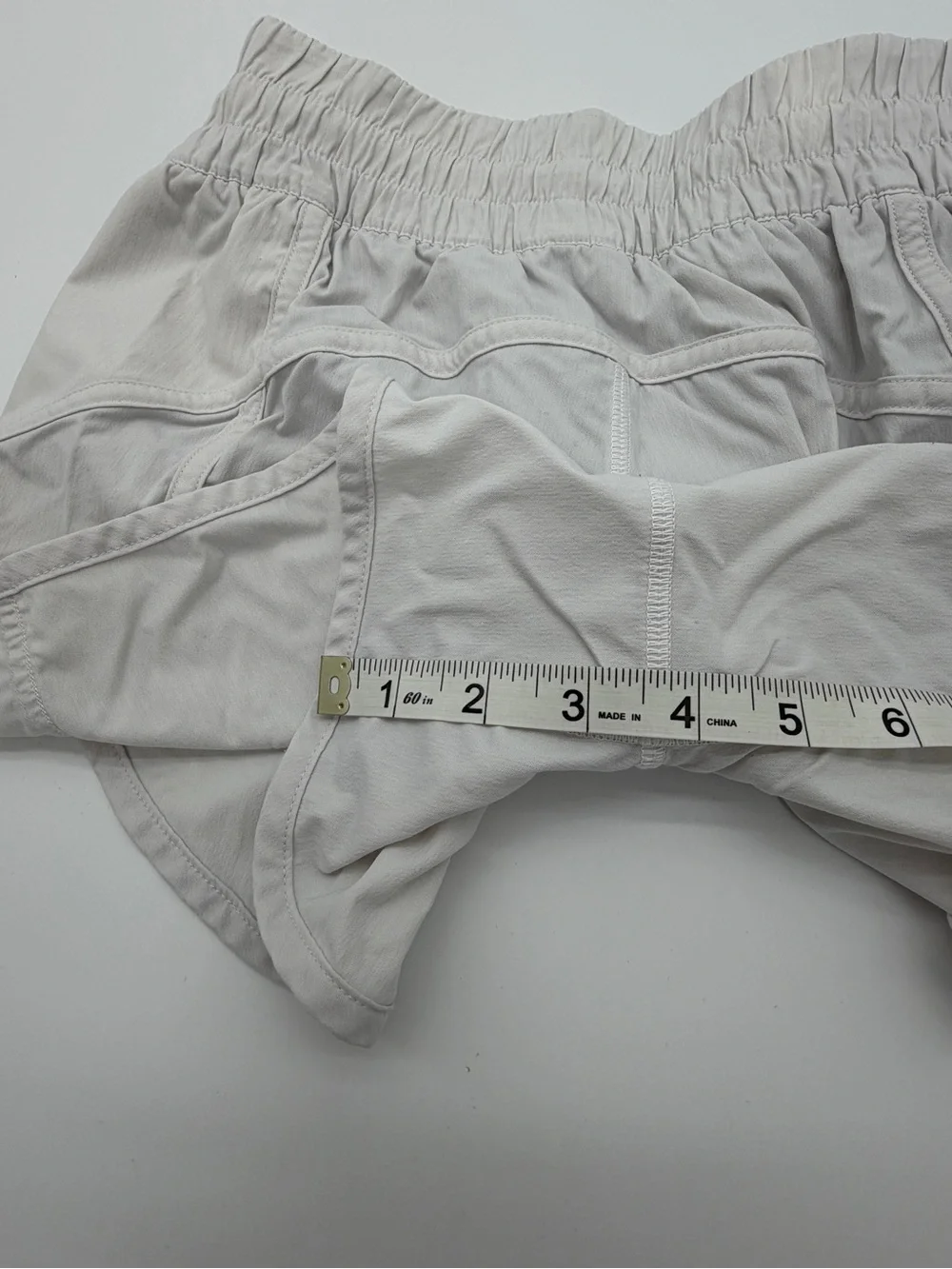 White Lululemon Low Rise Fit Tracker Short 4” Inseam Size 6 Swift Ultra - Picture 7 of 8